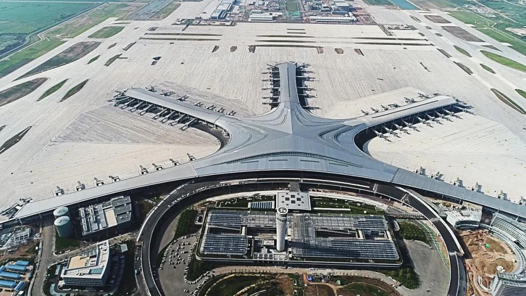 匠造一流東北亞國際樞紐機(jī)場！中裝建設(shè)“筑”力青島膠東國際機(jī)場成功試飛